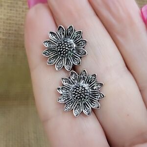 Vintage-Style Silver Daisy Flower Stud Earrings